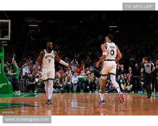 老鹰队力战凯尔特人全力拼搏季后赛席位关键之战