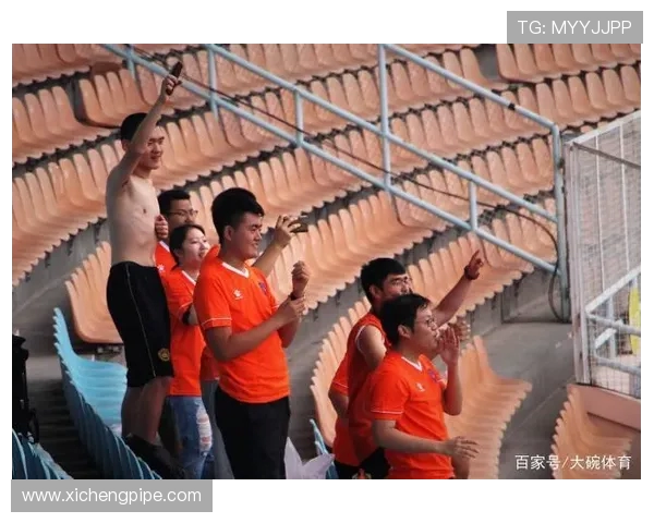 南京城市对阵无锡吴钩激战正酣 双方球员全力以赴争夺胜利 南京城市对阵无锡吴钩激战正酣 双方球员全力以赴争夺胜利